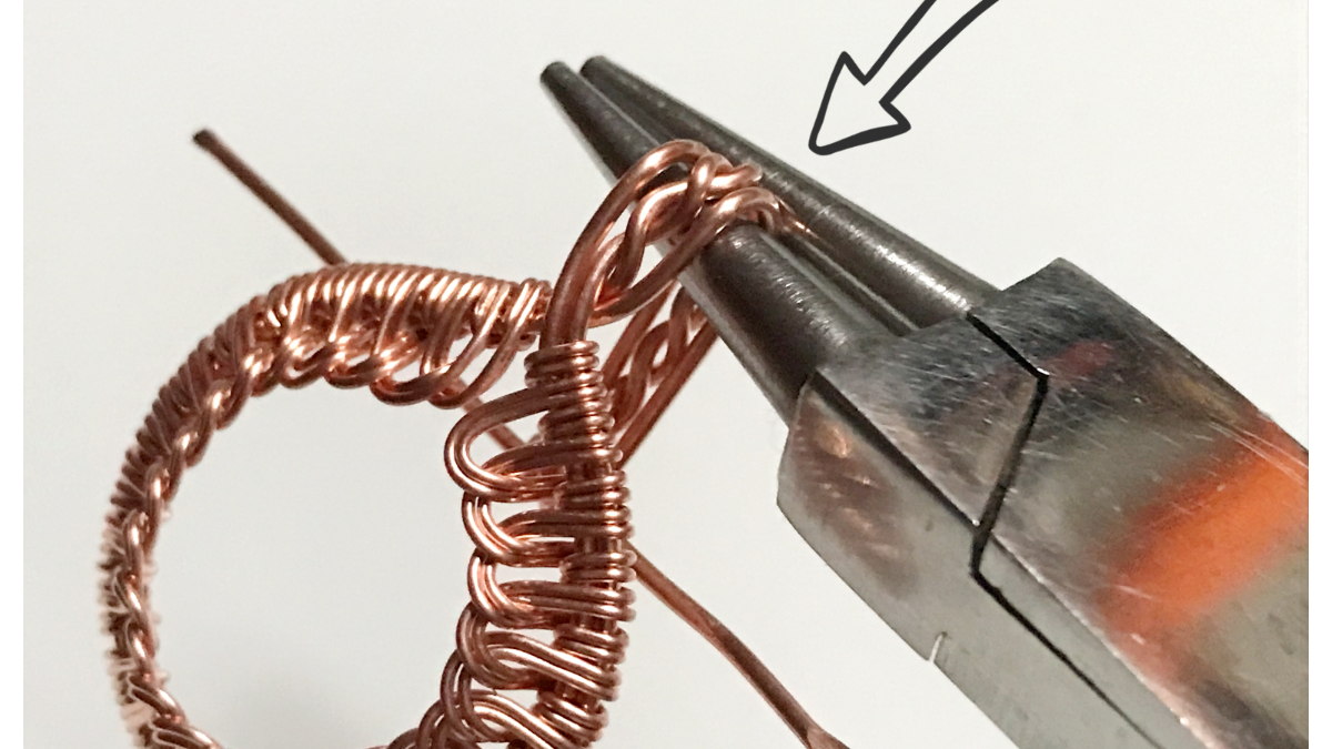 Ciondolo con cabochon di pietra preziosa e filo di rame : Tappa 35 Ciondolo con cabochon di pietra preziosa e filo di rame : Tappa 35