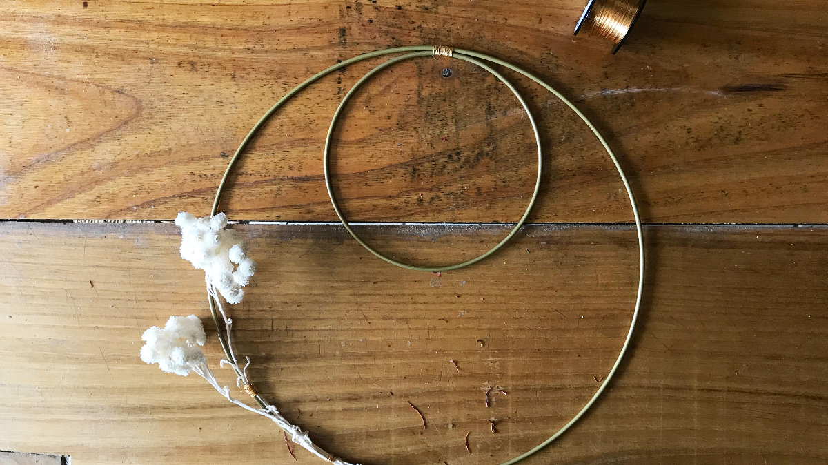 Decorazione bohémien fai da te - Corona di fiori secchi : Tappa 2 Decorazione bohémien fai da te - Corona di fiori secchi : Tappa 2