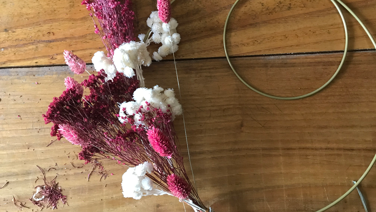 Decorazione bohémien fai da te - Corona di fiori secchi : Tappa 4 Decorazione bohémien fai da te - Corona di fiori secchi : Tappa 4