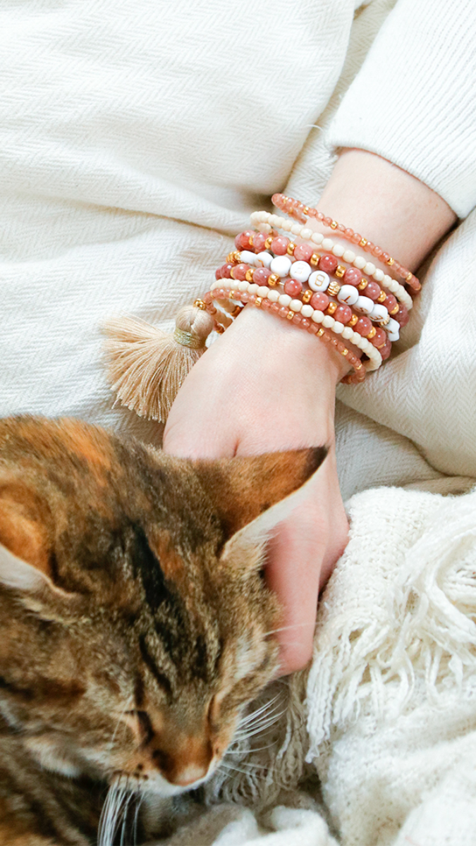 Schema Polsino del messaggio con gemme e nappe Schema Polsino del messaggio con gemme e nappe