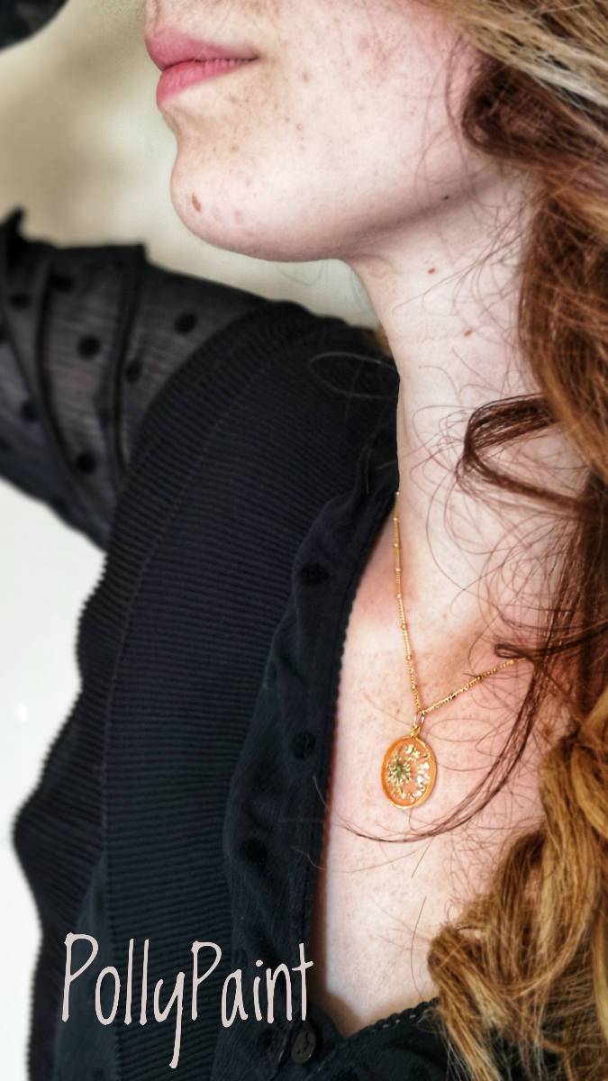 Schema Ciondolo fai da te cabochon fiori secchi e foglie d'oro in resina epossidica Schema Ciondolo fai da te cabochon fiori secchi e foglie d'oro in resina epossidica