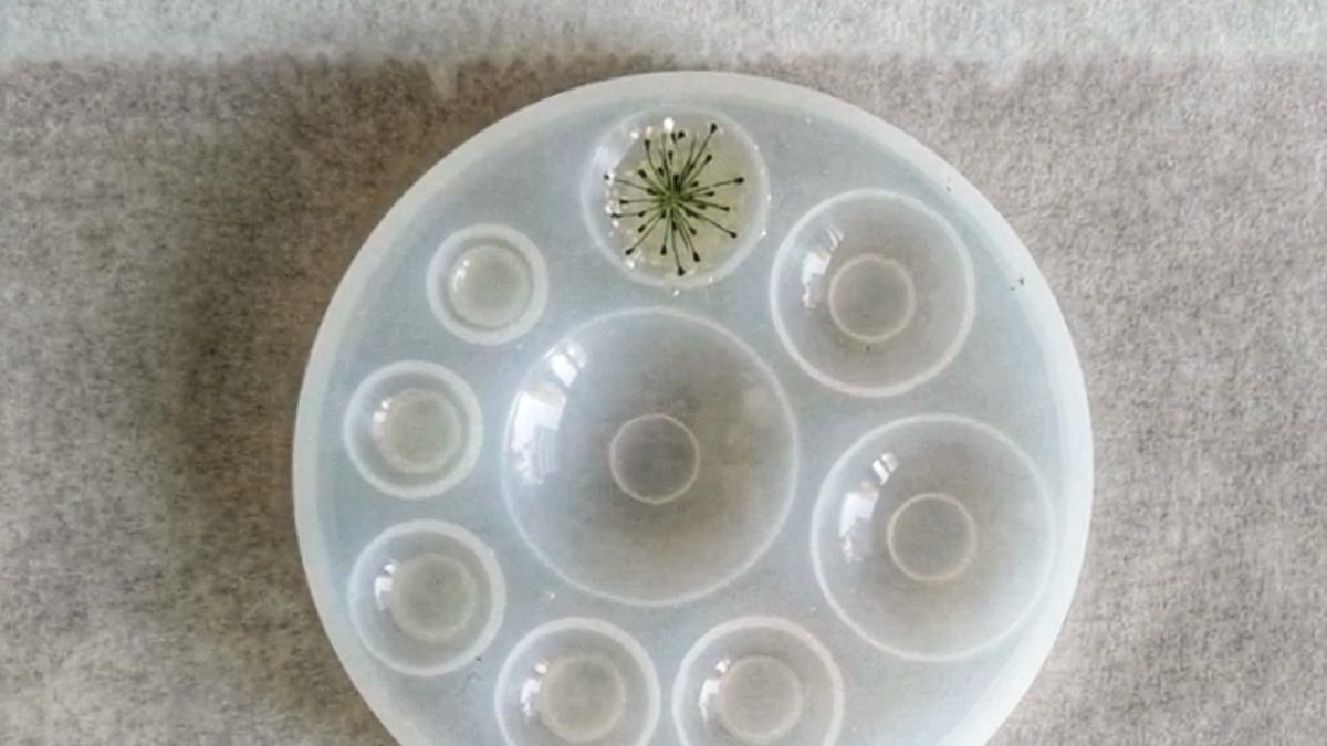 Ciondolo fai da te cabochon fiori secchi e foglie d'oro in resina epossidica : Tappa 1 Ciondolo fai da te cabochon fiori secchi e foglie d'oro in resina epossidica : Tappa 1