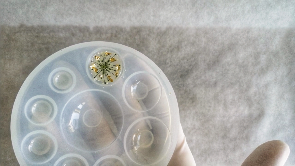 Ciondolo fai da te cabochon fiori secchi e foglie d'oro in resina epossidica : Tappa 2 Ciondolo fai da te cabochon fiori secchi e foglie d'oro in resina epossidica : Tappa 2