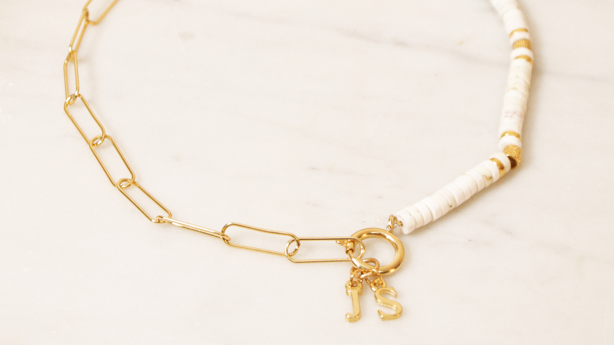 Schema Collana con grande maglia rettangolare, perline heishi e ciondolo dell'alfabeto Schema Collana con grande maglia rettangolare, perline heishi e ciondolo dell'alfabeto