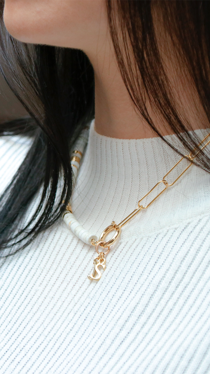 Schema Collana con grande maglia rettangolare, perline heishi e ciondolo dell'alfabeto Schema Collana con grande maglia rettangolare, perline heishi e ciondolo dell'alfabeto