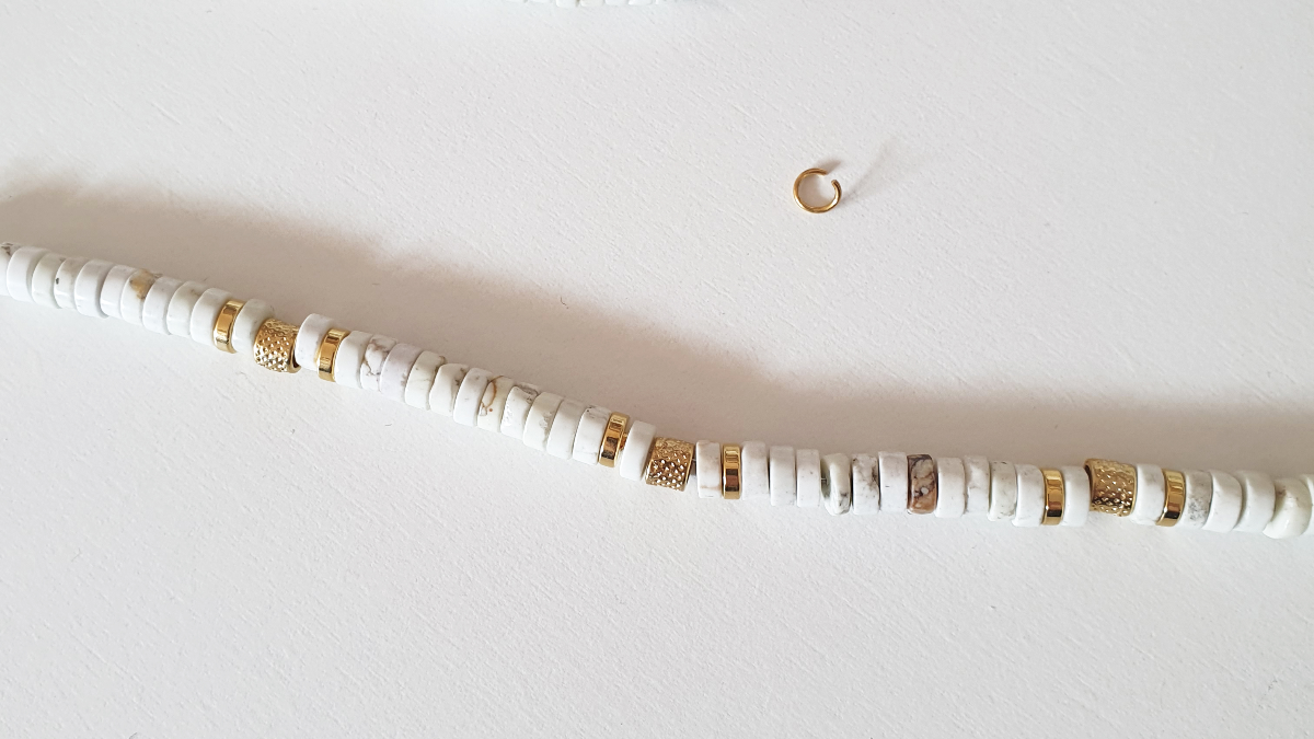 Collana con grande maglia rettangolare, perline heishi e ciondolo dell'alfabeto : Tappa 1 Collana con grande maglia rettangolare, perline heishi e ciondolo dell'alfabeto : Tappa 1