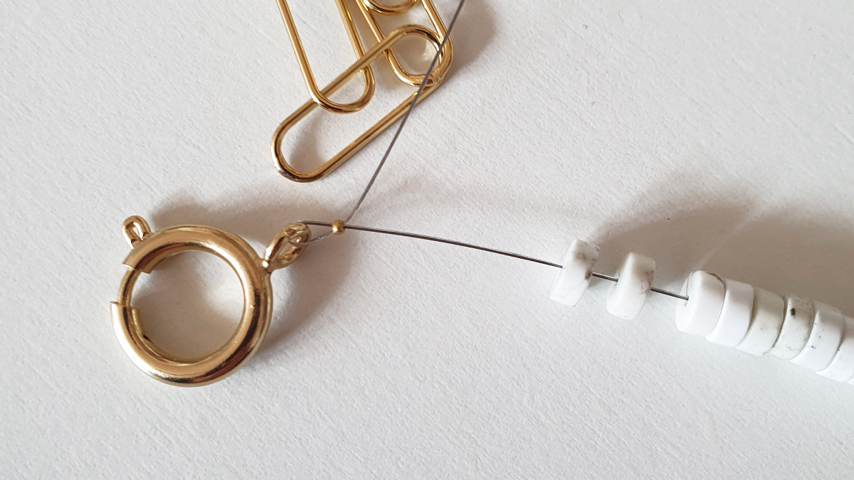 Collana con grande maglia rettangolare, perline heishi e ciondolo dell'alfabeto : Tappa 2 Collana con grande maglia rettangolare, perline heishi e ciondolo dell'alfabeto : Tappa 2