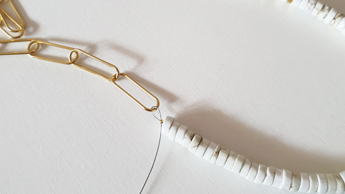 Collana con grande maglia rettangolare, perline heishi e ciondolo dell'alfabeto : Tappa 3 Collana con grande maglia rettangolare, perline heishi e ciondolo dell'alfabeto : Tappa 3