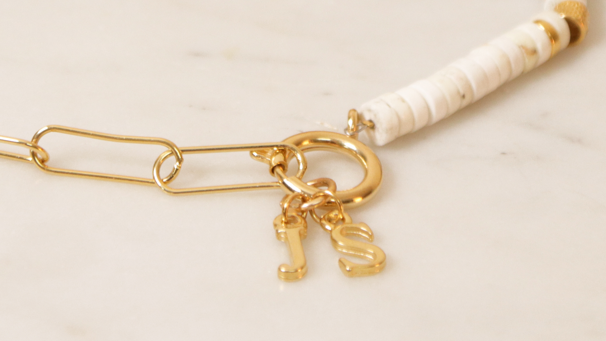 Collana con grande maglia rettangolare, perline heishi e ciondolo dell'alfabeto : Tappa 4 Collana con grande maglia rettangolare, perline heishi e ciondolo dell'alfabeto : Tappa 4