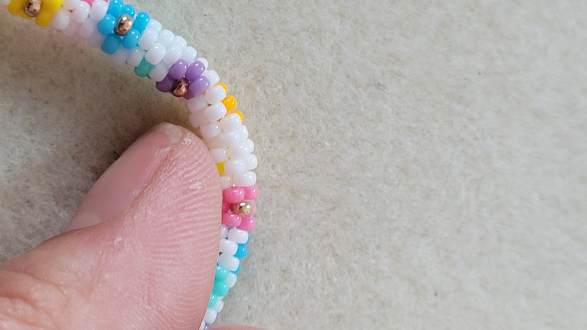 Miyuki peyote weave daisy flower bracelet : Tappa 6 Miyuki peyote weave daisy flower bracelet : Tappa 6