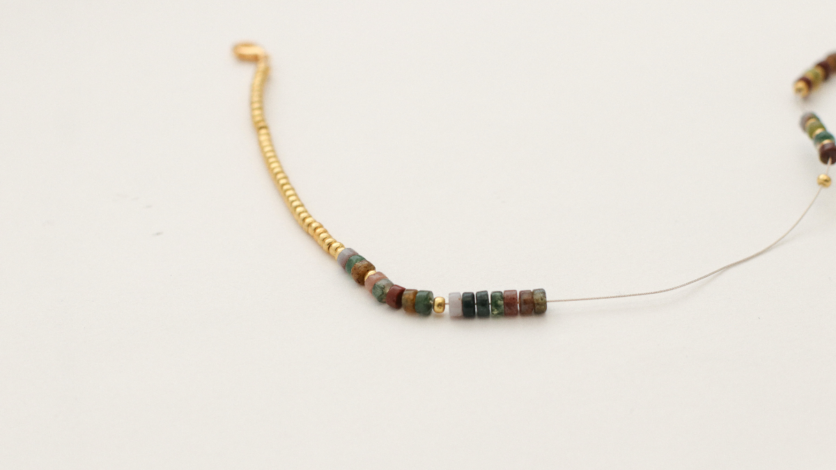 Collana trendy con gemme di Agata colorata, perline Miyuki e briolette di avventurina sfaccettata : Tappa 3 Collana trendy con gemme di Agata colorata, perline Miyuki e briolette di avventurina sfaccettata : Tappa 3