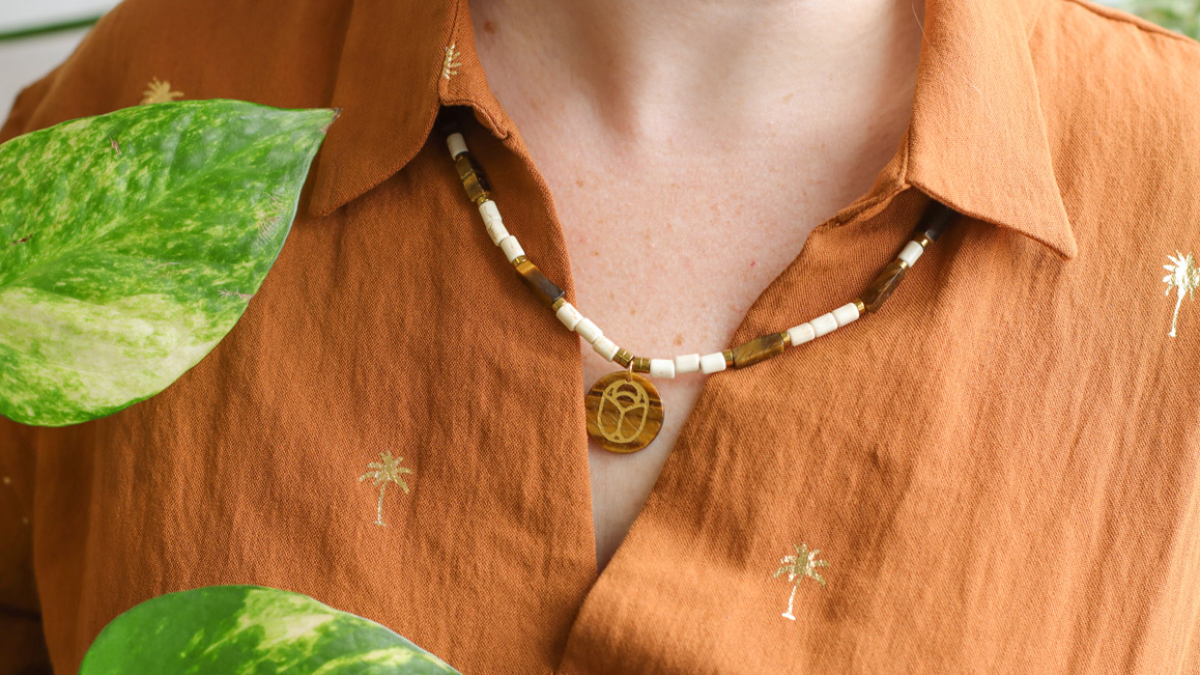 Schema Collana fai da te di perle di occhio di tigre con il fascino dello scarabeo Schema Collana fai da te di perle di occhio di tigre con il fascino dello scarabeo