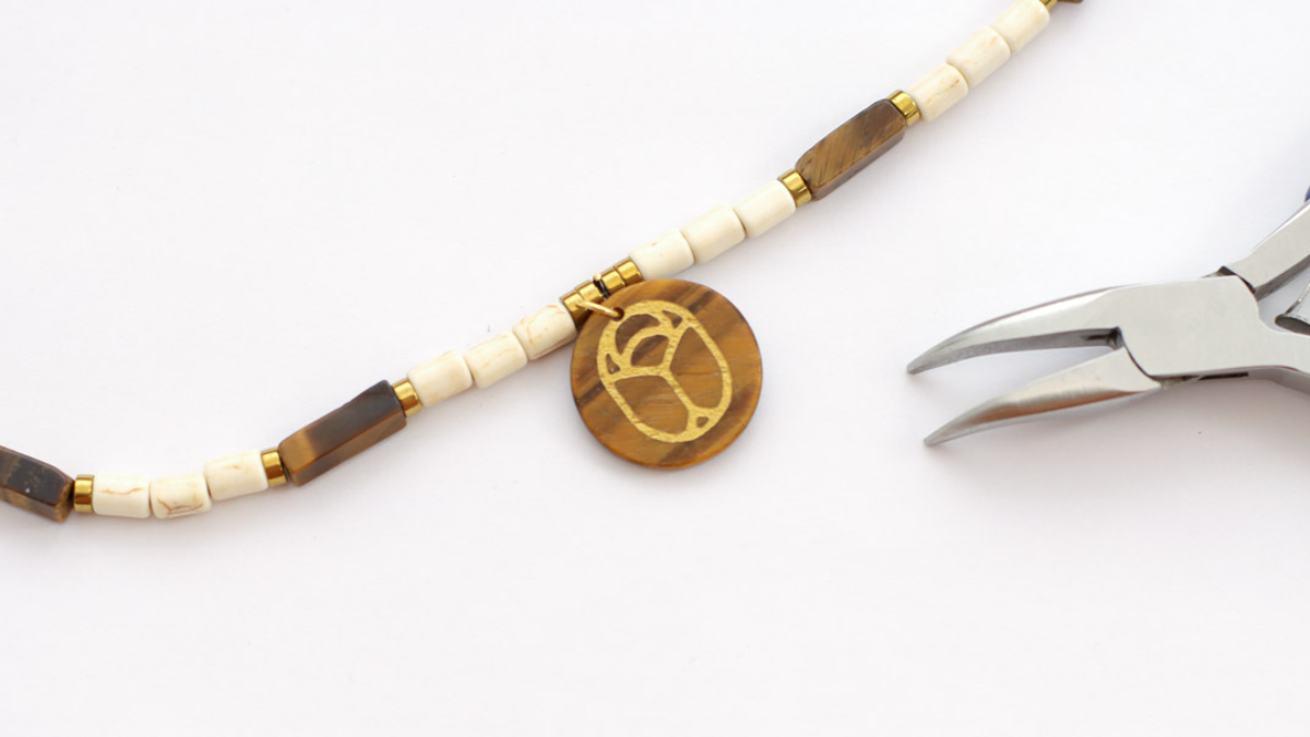 Collana fai da te di perle di occhio di tigre con il fascino dello scarabeo : Tappa 3 Collana fai da te di perle di occhio di tigre con il fascino dello scarabeo : Tappa 3