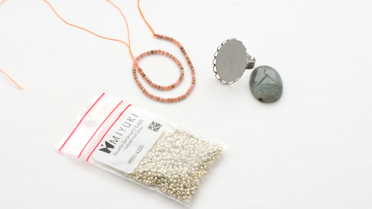 Anello fai da te in labradorite e pietra preziosa Miyuki a forma di scarabeo : Tappa 1 Anello fai da te in labradorite e pietra preziosa Miyuki a forma di scarabeo : Tappa 1