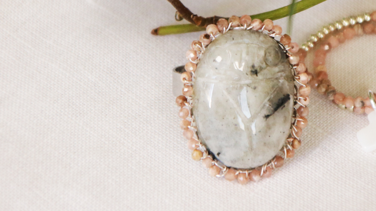 Anello fai da te in labradorite e pietra preziosa Miyuki a forma di scarabeo : Tappa 2 Anello fai da te in labradorite e pietra preziosa Miyuki a forma di scarabeo : Tappa 2