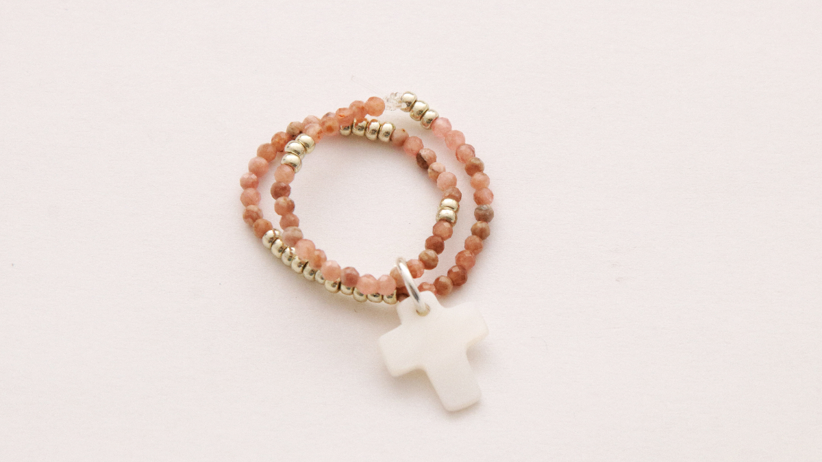 Anello fai da te in labradorite e pietra preziosa Miyuki a forma di scarabeo : Tappa 3 Anello fai da te in labradorite e pietra preziosa Miyuki a forma di scarabeo : Tappa 3