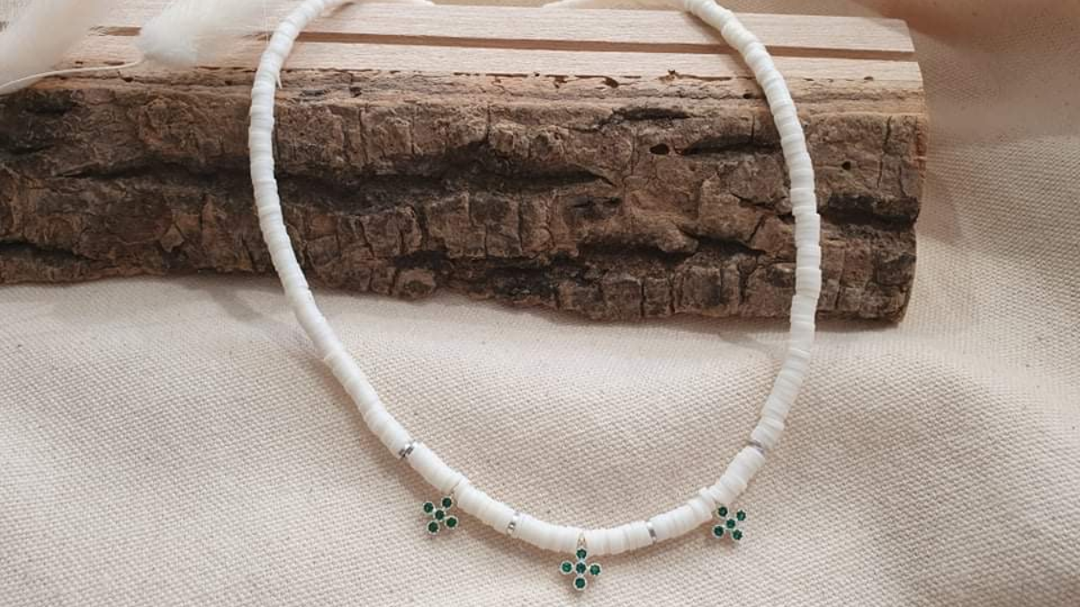 Schema Tuto collana di heishi bianco con mini ciondolo a croce di zircone Schema Tuto collana di heishi bianco con mini ciondolo a croce di zircone