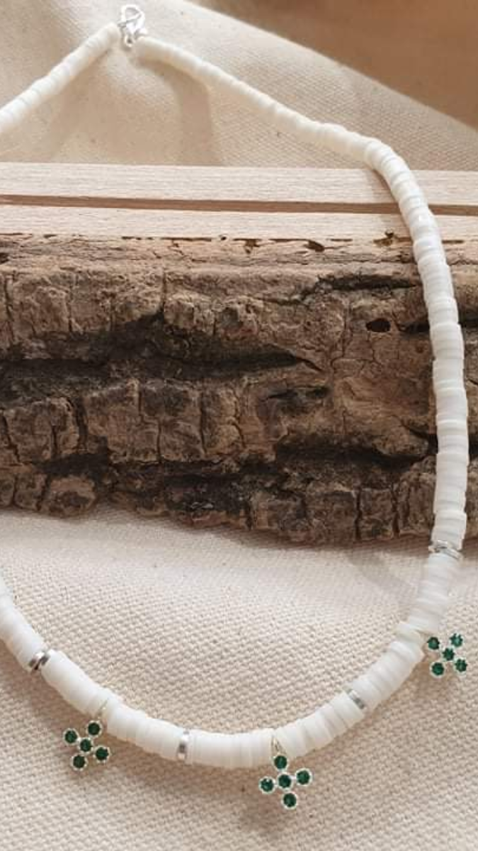 Schema Tuto collana di heishi bianco con mini ciondolo a croce di zircone Schema Tuto collana di heishi bianco con mini ciondolo a croce di zircone