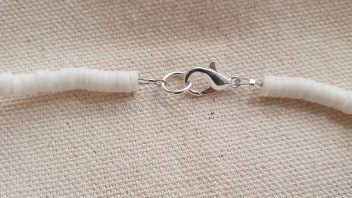 Tuto collana di heishi bianco con mini ciondolo a croce di zircone : Tappa 1 Tuto collana di heishi bianco con mini ciondolo a croce di zircone : Tappa 1