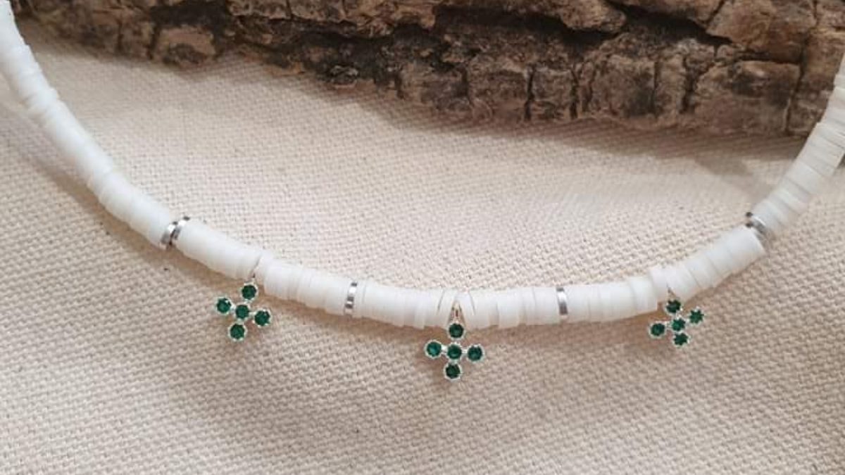 Tuto collana di heishi bianco con mini ciondolo a croce di zircone : Tappa 2 Tuto collana di heishi bianco con mini ciondolo a croce di zircone : Tappa 2