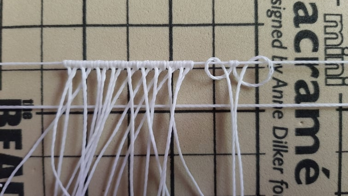 Cavigliera fai da te con motivo a foglia Micromacramé e perline Miyuki : Tappa 2 Cavigliera fai da te con motivo a foglia Micromacramé e perline Miyuki : Tappa 2