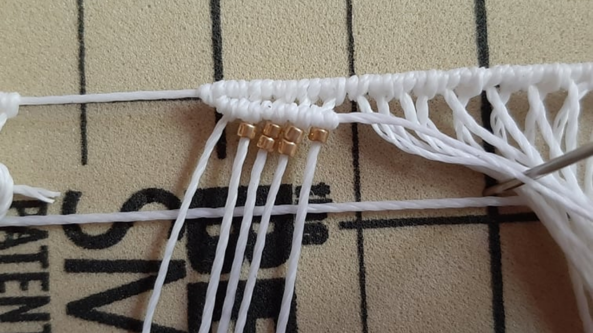 Cavigliera fai da te con motivo a foglia Micromacramé e perline Miyuki : Tappa 4 Cavigliera fai da te con motivo a foglia Micromacramé e perline Miyuki : Tappa 4