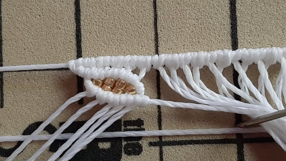 Cavigliera fai da te con motivo a foglia Micromacramé e perline Miyuki : Tappa 5 Cavigliera fai da te con motivo a foglia Micromacramé e perline Miyuki : Tappa 5