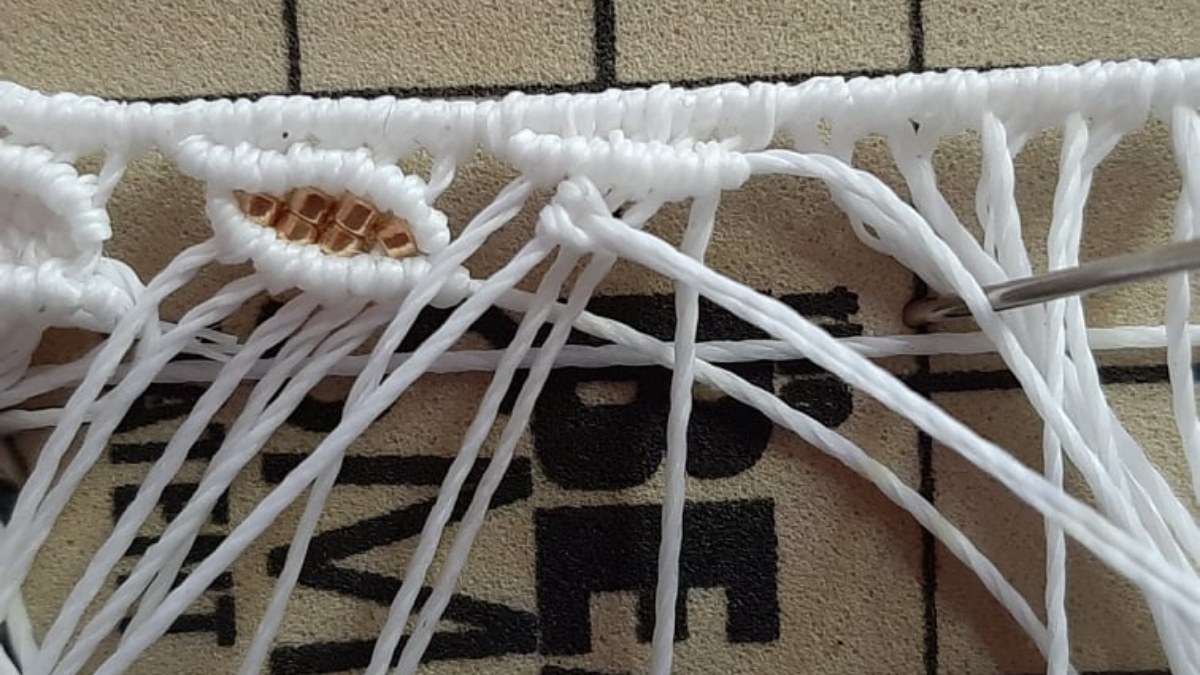 Cavigliera fai da te con motivo a foglia Micromacramé e perline Miyuki : Tappa 6 Cavigliera fai da te con motivo a foglia Micromacramé e perline Miyuki : Tappa 6