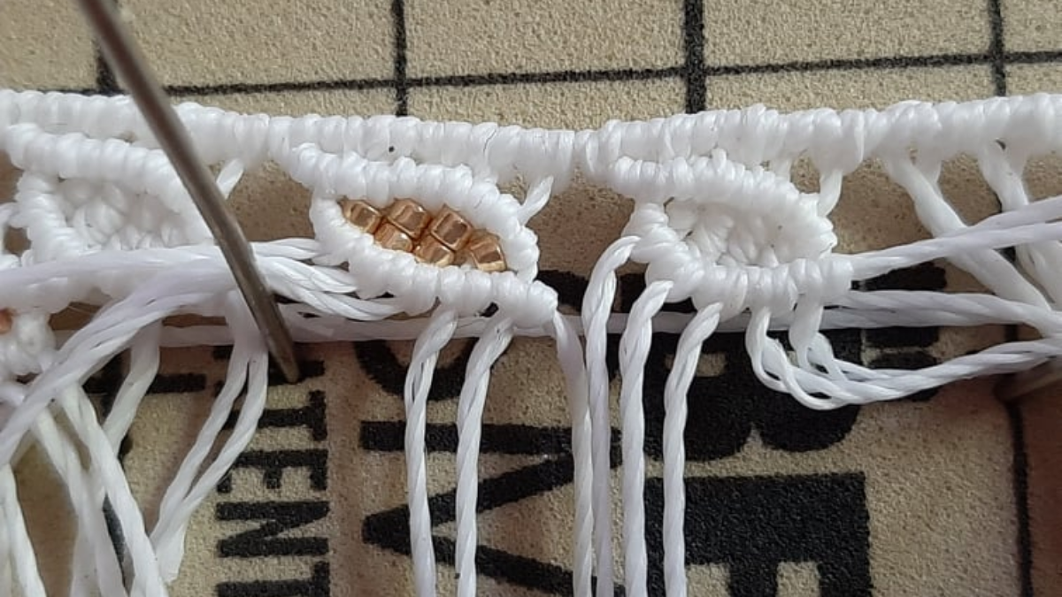 Cavigliera fai da te con motivo a foglia Micromacramé e perline Miyuki : Tappa 9 Cavigliera fai da te con motivo a foglia Micromacramé e perline Miyuki : Tappa 9