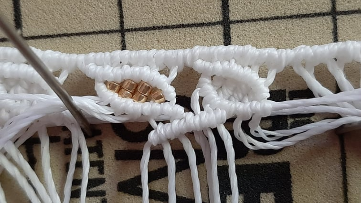 Cavigliera fai da te con motivo a foglia Micromacramé e perline Miyuki : Tappa 10 Cavigliera fai da te con motivo a foglia Micromacramé e perline Miyuki : Tappa 10