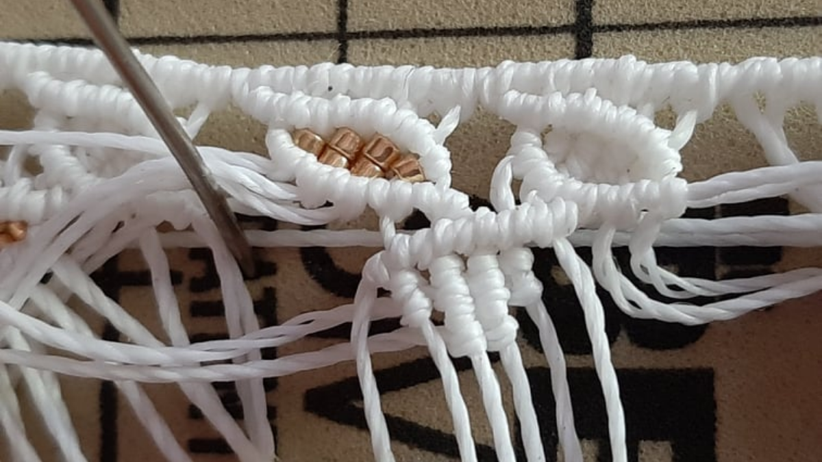 Cavigliera fai da te con motivo a foglia Micromacramé e perline Miyuki : Tappa 11 Cavigliera fai da te con motivo a foglia Micromacramé e perline Miyuki : Tappa 11