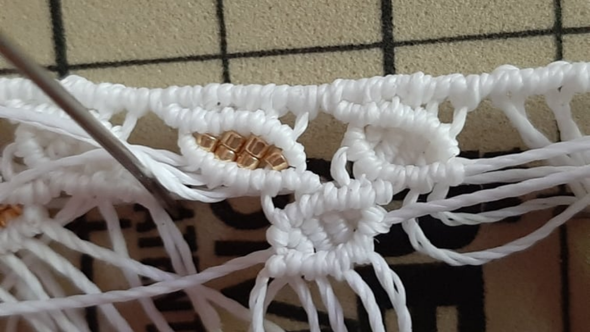 Cavigliera fai da te con motivo a foglia Micromacramé e perline Miyuki : Tappa 12 Cavigliera fai da te con motivo a foglia Micromacramé e perline Miyuki : Tappa 12