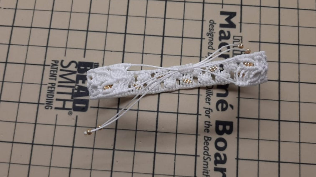 Cavigliera fai da te con motivo a foglia Micromacramé e perline Miyuki : Tappa 16 Cavigliera fai da te con motivo a foglia Micromacramé e perline Miyuki : Tappa 16