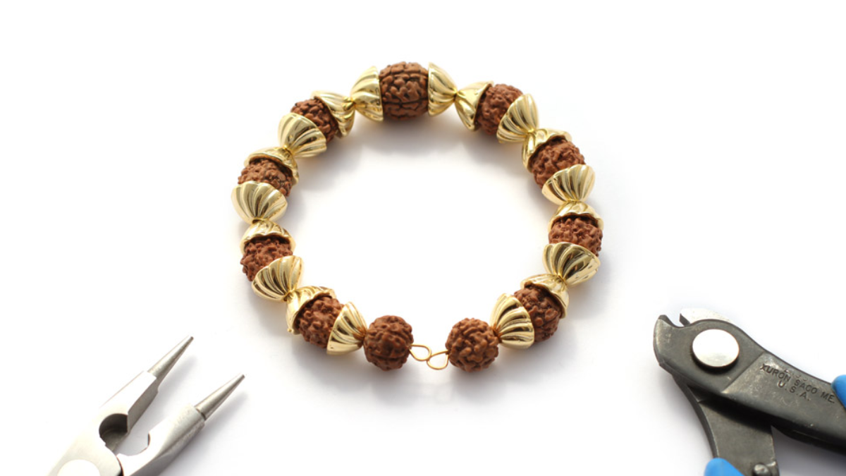 Bracciale fai da te di perline Rudraksha o lacrime di Shiva : Tappa 3 Bracciale fai da te di perline Rudraksha o lacrime di Shiva : Tappa 3