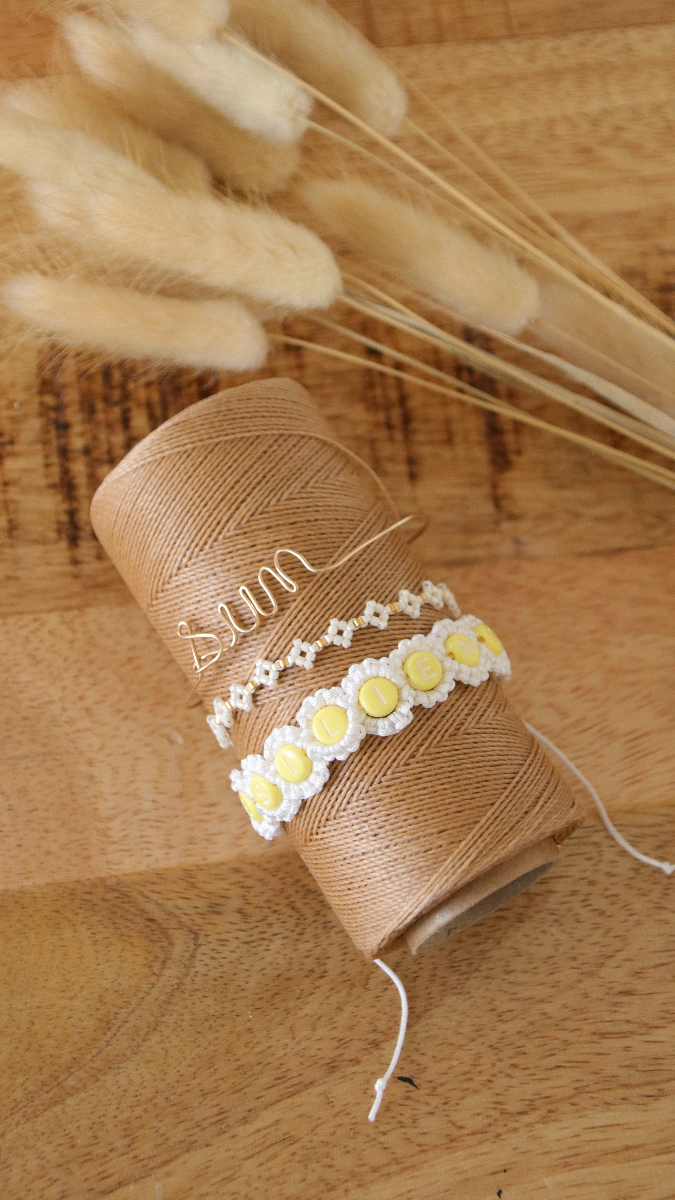 Schema Bracciale macramé con fiori e perline Alphabet Schema Bracciale macramé con fiori e perline Alphabet