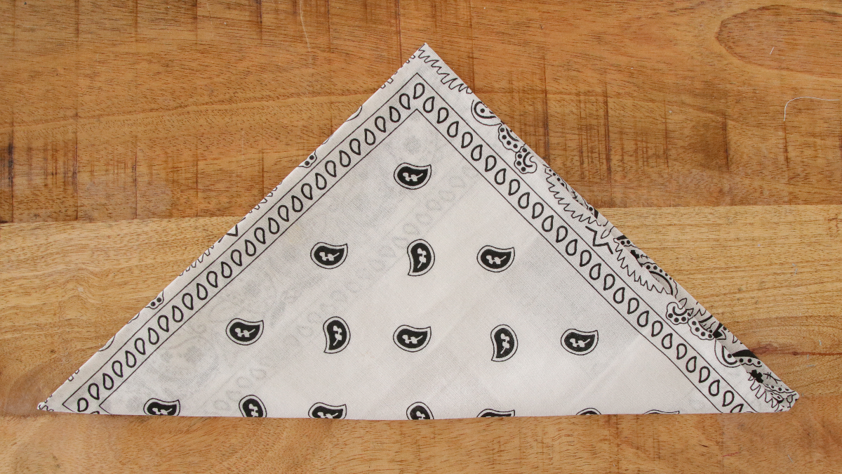 Bracciale Bandana fai da te con ciondolo ape : Tappa 4 Bracciale Bandana fai da te con ciondolo ape : Tappa 4