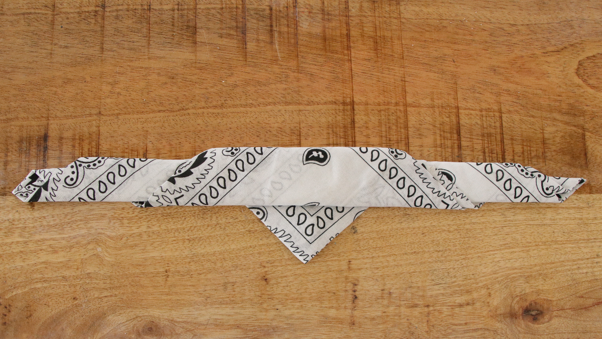 Bracciale Bandana fai da te con ciondolo ape : Tappa 5 Bracciale Bandana fai da te con ciondolo ape : Tappa 5