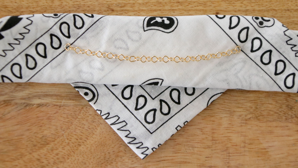 Bracciale Bandana fai da te con ciondolo ape : Tappa 7 Bracciale Bandana fai da te con ciondolo ape : Tappa 7