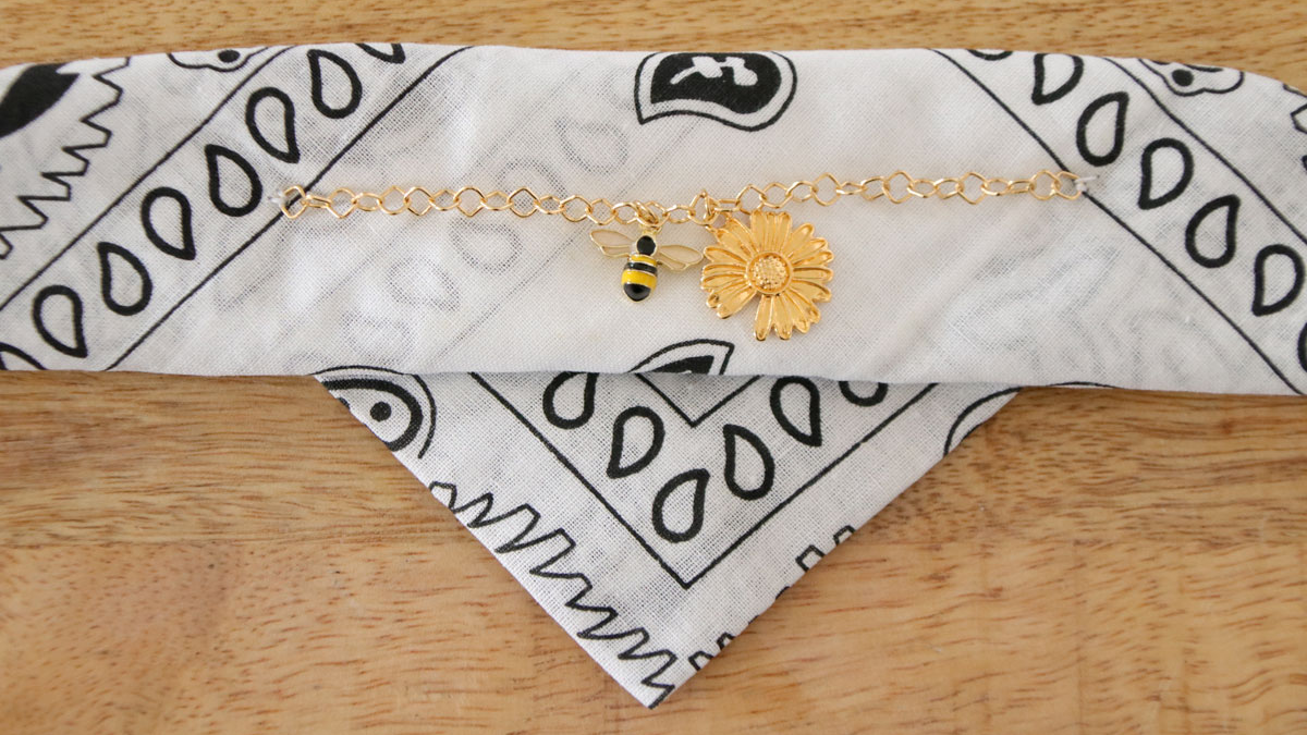 Bracciale Bandana fai da te con ciondolo ape : Tappa 8 Bracciale Bandana fai da te con ciondolo ape : Tappa 8