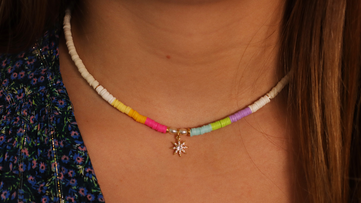 Schema Collana stile surfista Heishi con charm in zirconi multicolori! Schema Collana stile surfista Heishi con charm in zirconi multicolori!