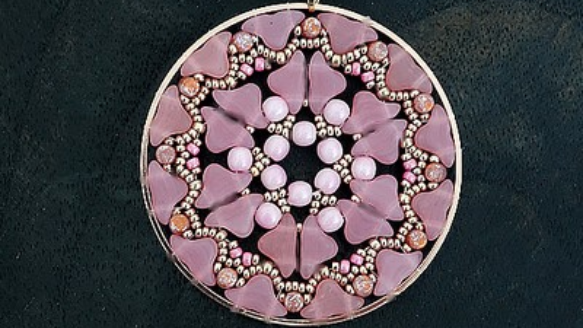 Schema Ciondolo Lily Rose con perle di vetro Kalos e Helios di Puca Schema Ciondolo Lily Rose con perle di vetro Kalos e Helios di Puca