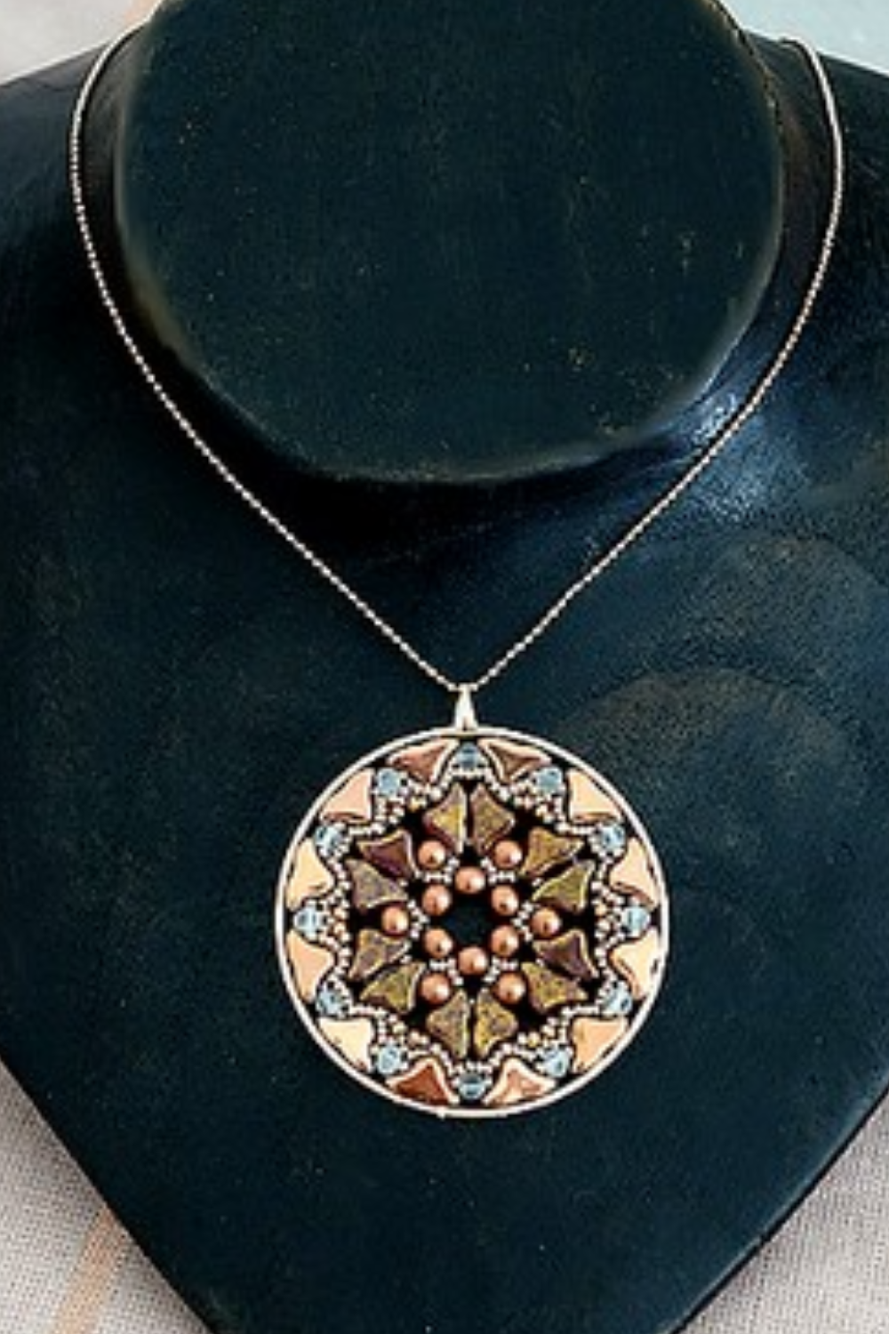 Schema Ciondolo Lily Rose con perle di vetro Kalos e Helios di Puca Schema Ciondolo Lily Rose con perle di vetro Kalos e Helios di Puca