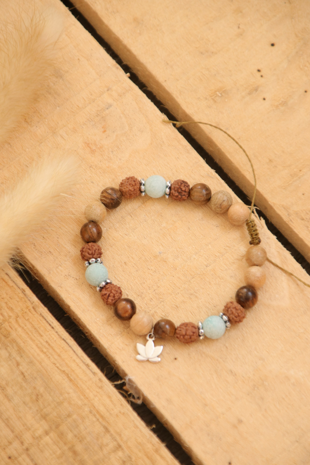 Schema Bracciale Mala con perline di legno e pietre preziose con nodo scorrevole in macramè Schema Bracciale Mala con perline di legno e pietre preziose con nodo scorrevole in macramè