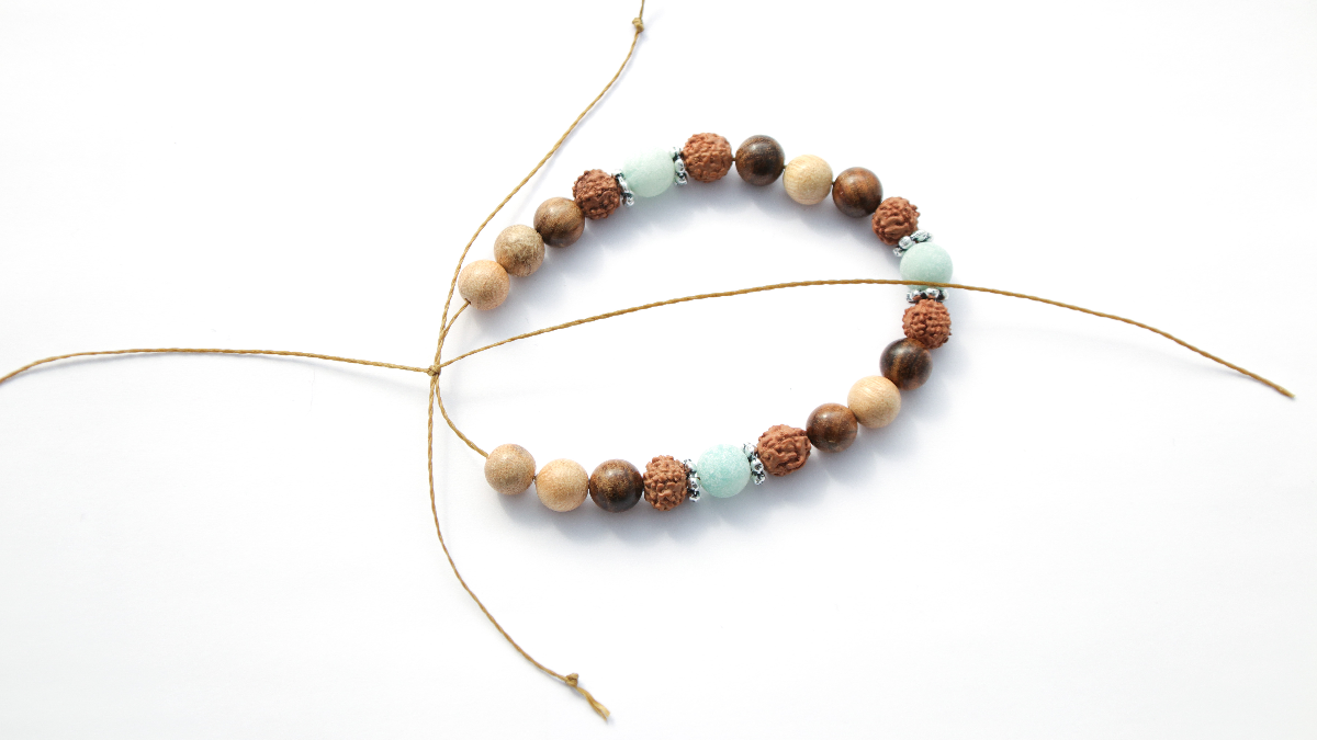 Bracciale Mala con perline di legno e pietre preziose con nodo scorrevole in macramè : Tappa 2 Bracciale Mala con perline di legno e pietre preziose con nodo scorrevole in macramè : Tappa 2