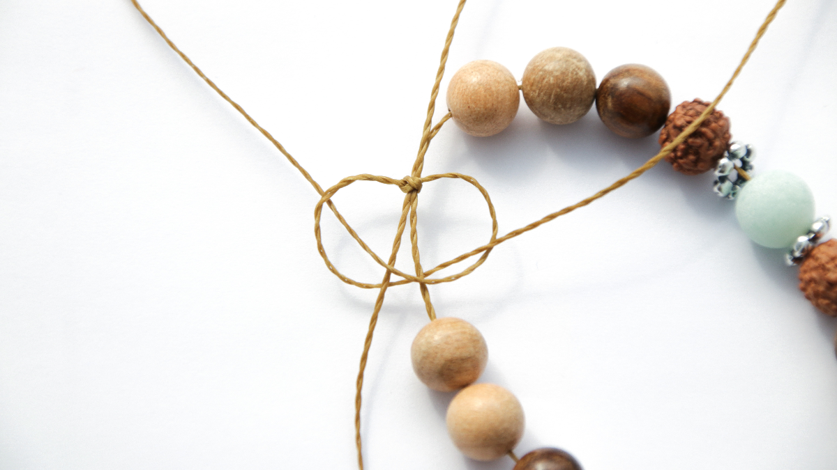 Bracciale Mala con perline di legno e pietre preziose con nodo scorrevole in macramè : Tappa 3 Bracciale Mala con perline di legno e pietre preziose con nodo scorrevole in macramè : Tappa 3