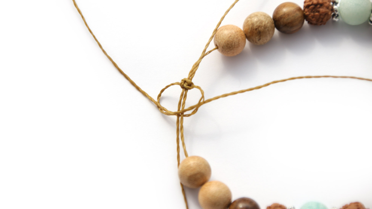 Bracciale Mala con perline di legno e pietre preziose con nodo scorrevole in macramè : Tappa 4 Bracciale Mala con perline di legno e pietre preziose con nodo scorrevole in macramè : Tappa 4