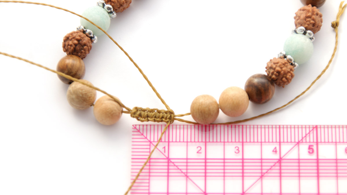 Bracciale Mala con perline di legno e pietre preziose con nodo scorrevole in macramè : Tappa 5 Bracciale Mala con perline di legno e pietre preziose con nodo scorrevole in macramè : Tappa 5
