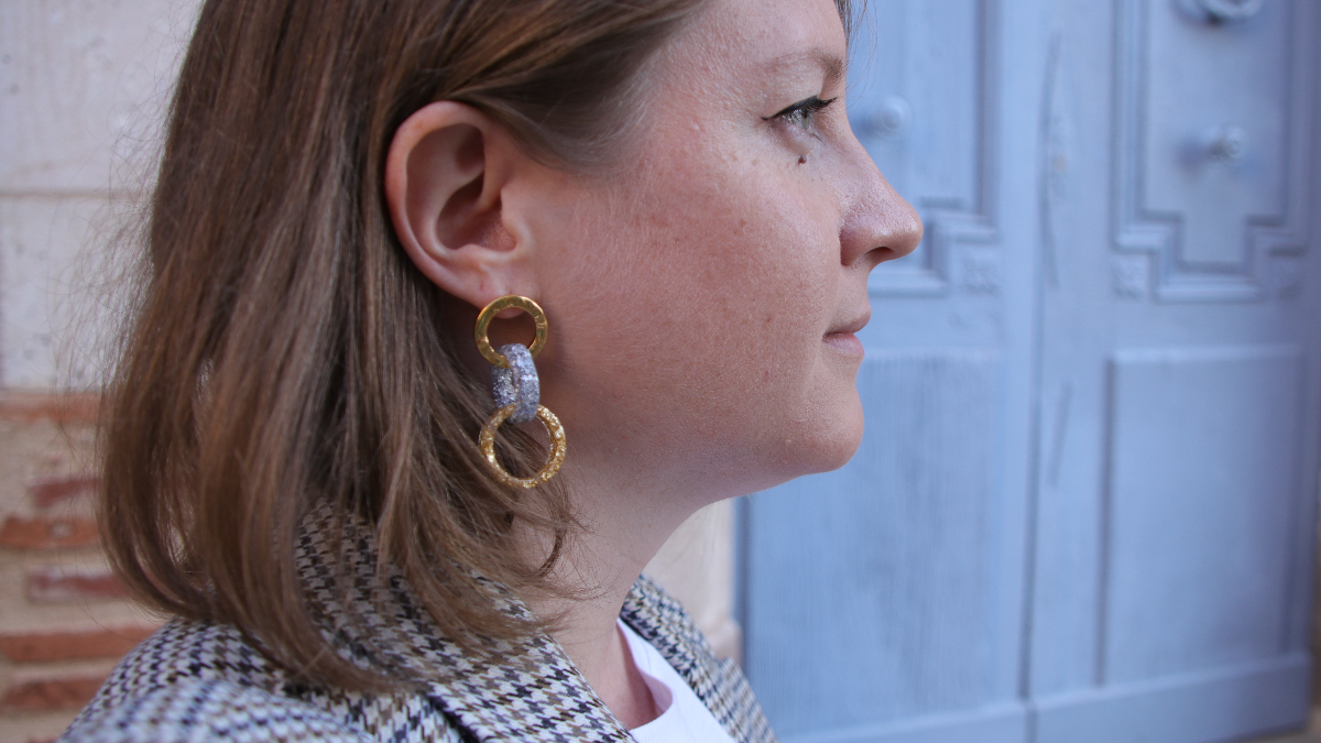 Schema Orecchini a cerchio in resina con anelli intrecciati Schema Orecchini a cerchio in resina con anelli intrecciati