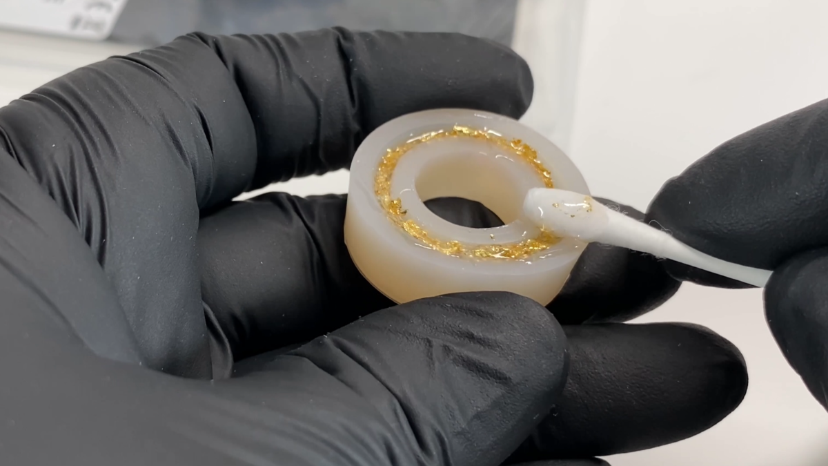 Orecchini a cerchio in resina con anelli intrecciati : Tappa 3 Orecchini a cerchio in resina con anelli intrecciati : Tappa 3