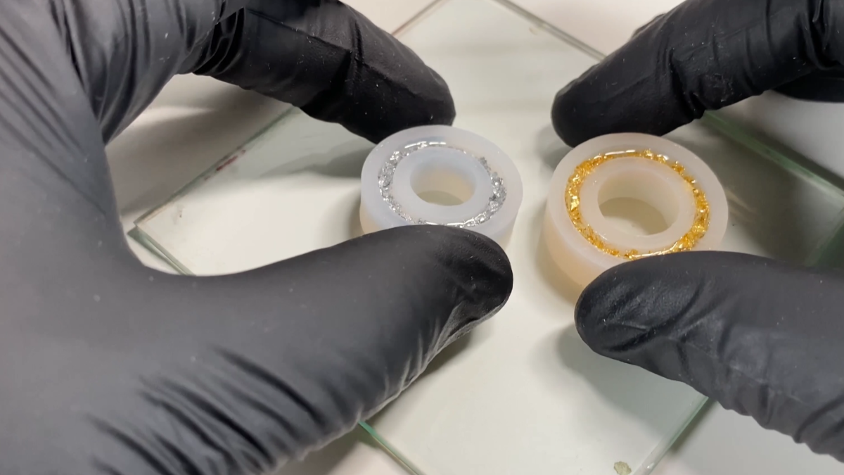 Orecchini a cerchio in resina con anelli intrecciati : Tappa 4 Orecchini a cerchio in resina con anelli intrecciati : Tappa 4